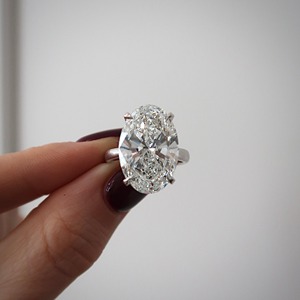 Bague de fiançailles solitaire ovale en diamant de laboratoire 8 CT – Bague en or avec diamant de laboratoire géant certifié IGI, diamant CVD - Product Image 1