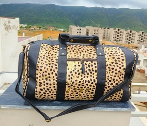 Bolsa de lona de cuero genuino con estampado animal, cierre de cremallera y correa ajustable para viaje. - Product Image 3