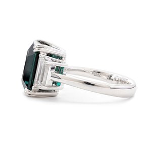 Bague de luxe en or 14 carats à trois pierres vertes, diamant de laboratoire taille émeraude 9,4 carats, bijoux de fiançailles, cadeau d'anniversaire de mariage à trois pierres trapézoïdales - Product Image 5