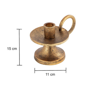 Candelabro moderno de metal con textura dorada, con asa en forma de anillo y forma redonda, perfecto para una decoración elegante de mesa. - Product Image 3