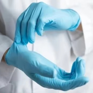 Guantes de Nitrilo Desechables de Alto Riesgo Sin Polvo para Uso Médico en Azul Oscuro, Azul y Naranja - Product Image 1