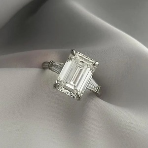 Anillo Triad de Tres Piedras con Diamante Cultivado en Laboratorio de 5 Quilates con Corte Esmeralda y Baguette Cónico en Oro Blanco, Certificado IGI, para Mujer, Nuevo Diseño - Product Image 4