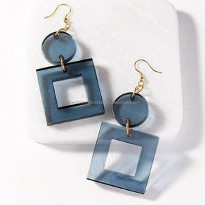 Boucles d'oreilles élégantes en résine époxy cristalline polie, motif ange animal, pour occasions spéciales, design artisanal unique pour femme - Product Image 1