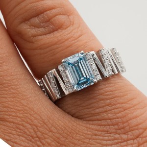 Anillo de Diamantes Azul Esmeralda en Oro Blanco con Banda Ancha y Diamantes Pavé Laterales, Anillo de Compromiso de Lujo para Mujer - Product Image 1