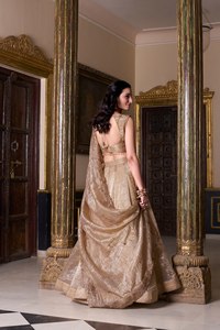 Último modelo de Lehenga Choli con hermoso diseño dorado, lentejuelas y bordados con hilo. - Product Image 4