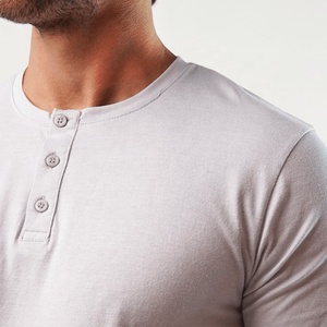 T-shirt Henley pour homme, coupe ajustée, manches courtes, couleur unie, 100% coton, style décontracté, col rond, tissu tricoté, longueur normale - Product Image 4