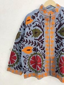 Veste en coton gris brodée Suzani bohème pour femme, vêtement d'extérieur vintage à fleurs ethniques fait main - Product Image 2
