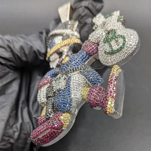 จี้การ์ตูนเพชร VVS หลากสี รูปตัวละครขี่ม้า สร้อยคอแฟชั่นฮิปฮอป เครื่องประดับสำหรับผู้หญิงผู้ชาย ปรับแต่งได้ ทำจากเงินแท้ IGI - Product Image 6