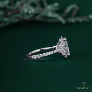 Bague de fiançailles personnalisée en or blanc 14 carats avec halo coussin et diamants latéraux, 6,54 carats, fournisseur de bijoux fins - Product Image 5