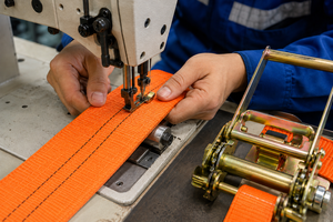 Sangle à cliquet en polyester jaune 50 mm, robuste et personnalisable, résistante à l'abrasion, avec double J-H, capacité de charge 5000 kg - Product Image 6