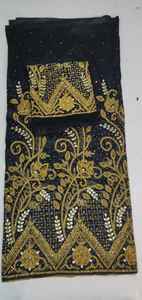 Robe de mariée traditionnelle nigériane pour femmes, ornée de perles, motifs floraux ethniques africains, poids moyen, tissu 100% polyester - Product Image 6