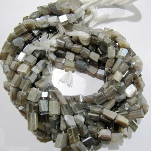 Cuentas de piedra lunar gris natural en forma de pepita, con revestimiento místico plateado AB, en hilo de 8 pulgadas de largo. - Product Image 4