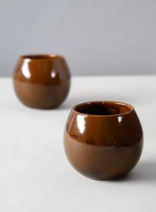 Vase en céramique ivoire élégant avec une forme sculptée large et basse, finition émaillée lisse et accent élégant pour la décoration intérieure de luxe - Product Image 5