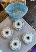 Sous-verre rond personnalisé en résine bleue et blanche, motif œil porte-bonheur, bord doré, fait main, luxe, style glamour, antidérapant, UO