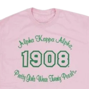 Camiseta AKA 1908 Tagline de cuello redondo rosa y manga corta con estampado verde y blanco, ropa informal de hermandad para mujer - Product Image 5