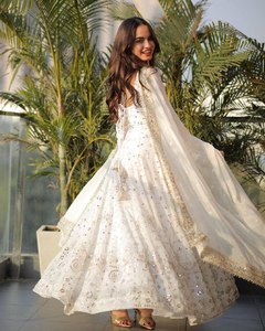 ชุดเดรส Anarkali ผ้าชีฟองทรงเอไลน์สีขาวประดับเลื่อม พร้อมผ้าคลุมไหล่ แห้งเร็ว ป้องกันแสงแดด เหมาะสำหรับงานแต่งงานและงานปาร์ตี้สำหรับผู้หญิง - Product Image 4