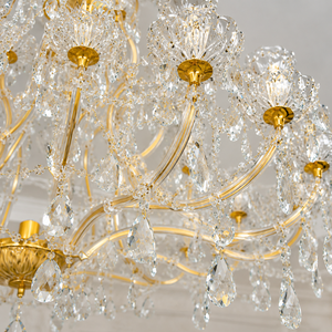 Lámpara de Araña de Cristal Dorada de Lujo con Múltiples Brazos y Gotas de Cristal Ornamentadas para Decoración Interior de Villas y Hoteles - Product Image 4