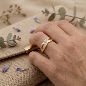 Anillo de Diamantes Moderno con Diseño de Espiral para Mujer, Banda Ondulada Dorada Minimalista, Anillo de Compromiso de Moissanita - Product Image 4
