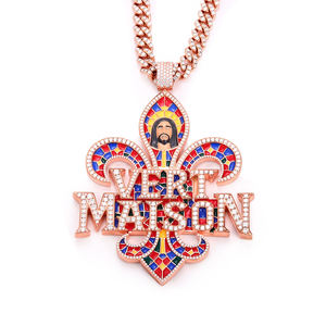 Pendentif Fleur de Lys plaqué or rose Vert Maison avec design en vitrail de Jésus, strass en cristal, breloque hip-hop pour homme - Product Image 1