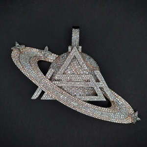 Pendentif planète triangulaire de luxe serti de diamants Moissanite, bijoux Hip Hop sur fond noir - Product Image 4