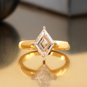 Anillo Solitario de Corte Kite de 2.06 CT, Cultivado en Laboratorio, Oro Amarillo de 18K, Joyería Moderna de Compromiso, Claridad VS1, Corte VVS2, Oro Blanco - Product Image 1