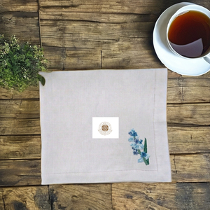 Servilleta de lino bordada con flor de lavanda, tonos suaves y relajantes, ideal para la hora del té y decoración rústica. - Product Image 1