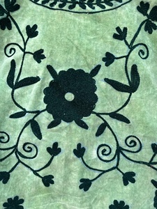 Chaleco Corto de Algodón Verde Terciopelo Suzani de Nitin Exports, Bordado a Mano con Diseño Floral Boho, Sin Mangas, Transpirable, Cuello en V, Cintura Ajustada - Product Image 2