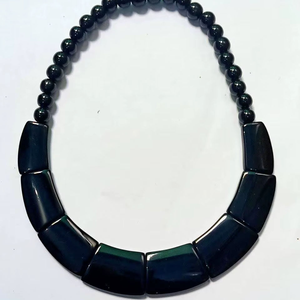 Collier de perles épaisses personnalisées en résine découpée style bohème, bijou fantaisie moderne de luxe fait main, cadeau d'affaires pour femme, été - Product Image 1