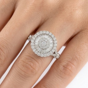 Anillo de compromiso de oro blanco de 18 quilates con diamantes naturales, triple halo, diseño de racimo de rayos de sol y baguette para mujer - Product Image 4
