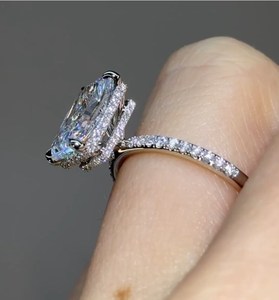 แหวนเพชรทรงรัศมี 4 กะรัต สำหรับผู้หญิง |   แหวนแต่งงานแบบซ่อนรูปวงแหวน Halo Solitaire |   เครื่องประดับเจ้าสาวทองคำ 18K สุดหรู - Product Image 3
