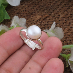 Bague en argent sterling 925 avec perle d'eau douce ronde naturelle, bague solitaire en perle blanche, bijoux fins minimalistes pour femmes - Product Image 1
