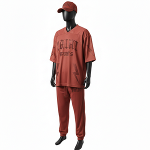 Ensemble 2 pièces pour homme en maille polyester premium, tissu sport respirant, panneau latéral couleur rouille, logo thermocollé. - Product Image 4