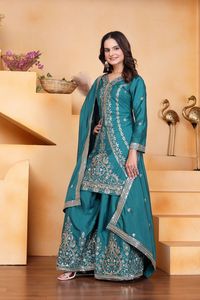 Ensemble trois pièces pour femme en soie Chinon avec motif à sequins, comprenant un Kameez court, un pantalon palazzo à jambes larges et un long foulard, entièrement cousu - Product Image 2