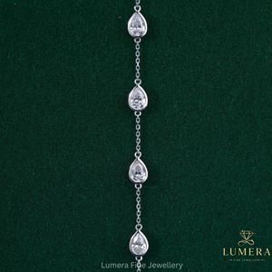 Bracelet minimaliste avec diamant de laboratoire taille poire, montures élégantes, maillons délicats et fermoir mousqueton - Product Image 1
