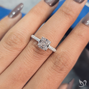 Anillo de Compromiso de Lujo con Tres Hileras de Diamantes Cultivados en Laboratorio con Corte Cojín de 2 Quilates, Certificado IGI, Oro Blanco de 10K, Romántico y Suave, Forma Cuadrada - Product Image 4