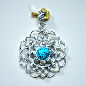 Pendentif et breloques artisanaux en argent sterling 925 avec pierre précieuse turquoise bleue naturelle lisse de taille ronde, motif lotus ajouré - Product Image 2