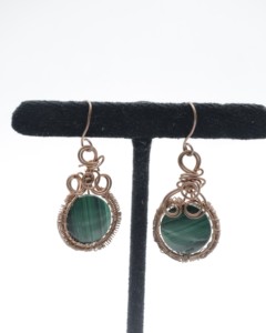 Boucles d'oreilles créoles en cuivre et malachite naturelle, faites à la main, style bohème - Product Image 1