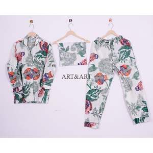 ชุดนอนผ้าฝ้ายลายดอกไม้แฟชั่นสำหรับผู้หญิง พร้อมเสื้อติดกระดุม กางเกงระบายขอบนุ่ม สวมใส่สบาย เหมาะสำหรับใส่นอนหรือใส่ในชีวิตประจำวัน - Product Image 6