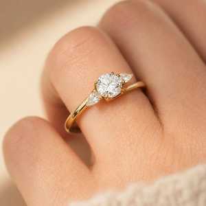 Bague tendance VS1 à trois pierres en diamant rond, cultivé en laboratoire, 1,00 carat, or massif 18 carats, faite à la main, cadeau de fiançailles pour petite amie - Product Image 4