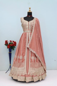 Presentamos el traje Salwar Kameez de diseñador Gulkayra Meenat, en tejido Chinon pesado con bordados y detalles. - Product Image 4
