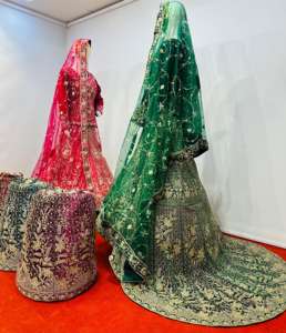 Top Corto de Terciopelo con Lehenga, Pedrería Jarkan y Cola Larga Mahamantra, Estilo Nupcial de Lujo en Tonos de Boda - Product Image 4