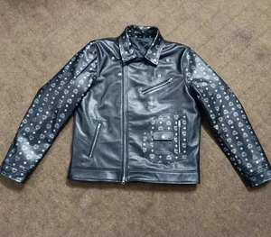 เสื้อแจ็คเก็ตหนังสีดำ MCM สำหรับผู้ชาย – แขนเสื้อปักลายโมโนแกรมสุดหรู - Product Image 4