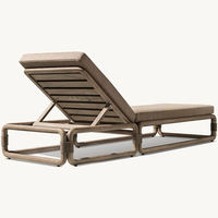 Chaise longue d'extérieur haut de gamme en teck massif, chaise inclinable moderne pour hôtel de luxe, bord de piscine et jardin de villa contemporaine
