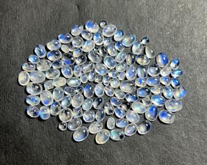 Trimurti Gems - Piezas de Cabujón de Piedra Lunar Arcoíris Natural Hechas a Mano, de Calidad, en Formas Mixtas Pequeñas de 10-20 mm, Efecto Fuego Arcoíris para Joyería - Product Image 2