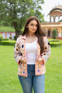 Chaqueta Larga Floral Bordada Suzani al por Mayor para Mujer, Hecha a Mano por Artesanos Indios, Mangas Largas, Prenda Étnica de Moda - Product Image 1