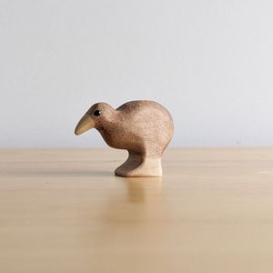 Figurine décorative en bois d'oiseau kiwi pour étagère de salon, accent de décoration intérieure et cadeau - Product Image 4