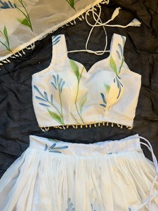 ผ้าจอร์เจตต์เนื้อนุ่มสำหรับชุด RTW ดีไซน์หรูหรา ลายดอกไม้พิมพ์ลายด้วยมือ ความยาวระดับข้อเท้า ชุดเลเฮนกาโชลีแบบกลับด้านได้สำหรับงานแต่งงาน สไตล์อินเดีย - Product Image 4