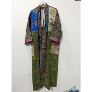 Kimono de luxe d'été, robe longue patchwork faite main, style indien vintage, en soie de sari recyclée, idéal comme cache-maillot ou tenue de nuit. - Product Image 4