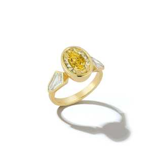 Bagues de fiançailles à trois pierres serties clos, avec pierres latérales fantaisie jaunes ovales en forme de cerf-volant, diamants de laboratoire, alliances de cocktail en or massif 14 carats - Product Image 3