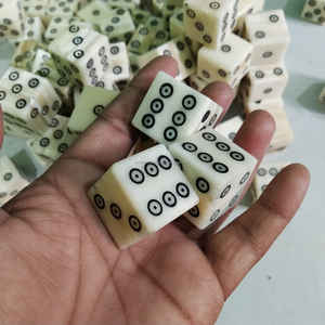 Dés en os blancs de qualité supérieure, polis, accessoires de jeu de table traditionnels à prix avantageux - Product Image 1